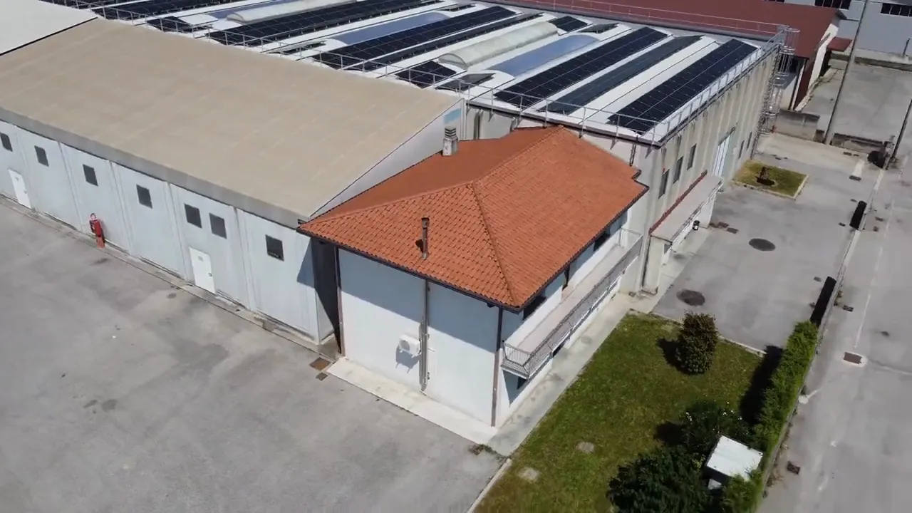 Lo stabilimento Scatolificio Sampolese visto dall'alto